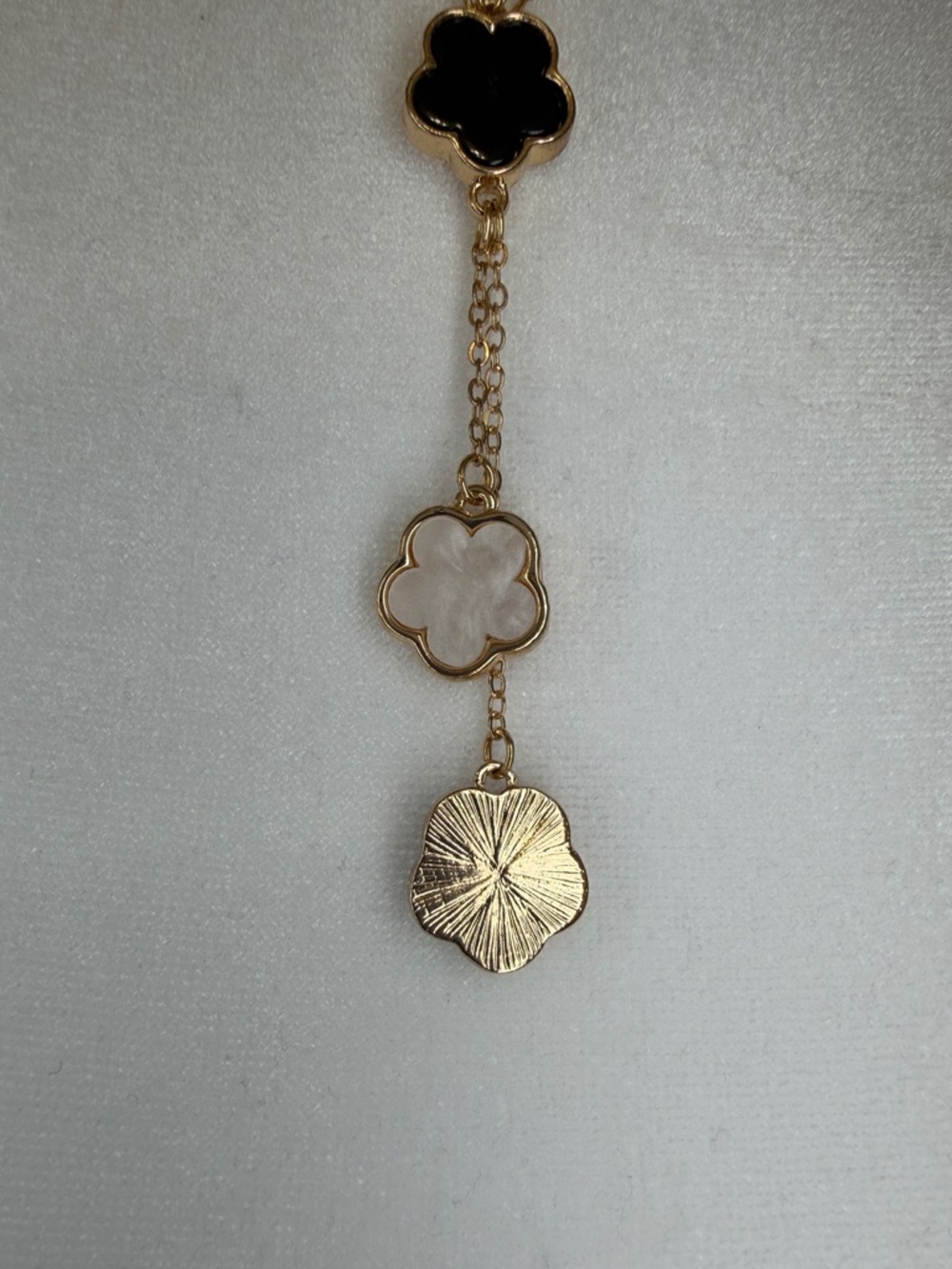 Necklace NWOT designer inspired flowers with lobster clap - Picture 5 of 5
